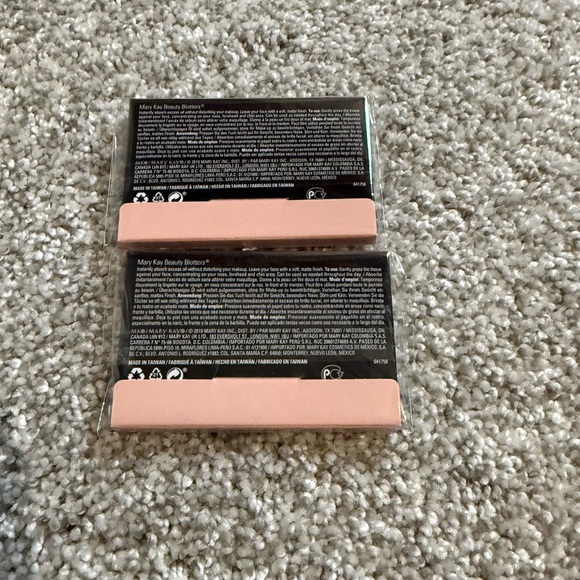 Mary Kay Beauty Blotters Oil-Absorbing Tissues Bundle of Two Sealed 150 Tissues - Picture 2 of 2